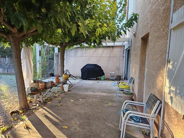 Belle maison 4 faces sur environ 2500m2 de terrain et garage de 300m2.