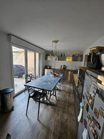 Belle maison 4 faces sur environ 2500m2 de terrain et garage de 300m2.