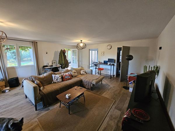 Belle maison 4 faces sur environ 2500m2 de terrain et garage de 300m2.