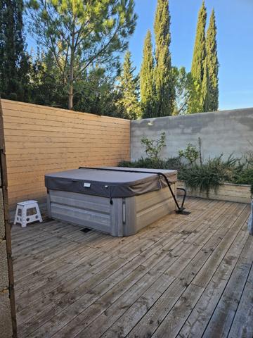 Belle maison 4 faces sur environ 2500m2 de terrain et garage de 300m2.