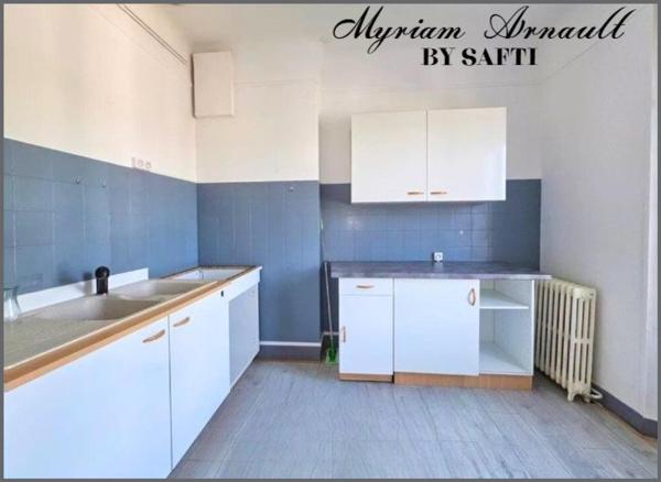 IMMEUBLE DE RAPPORT : 420 M² SUR 1055 M² DE TERRAIN CLOS