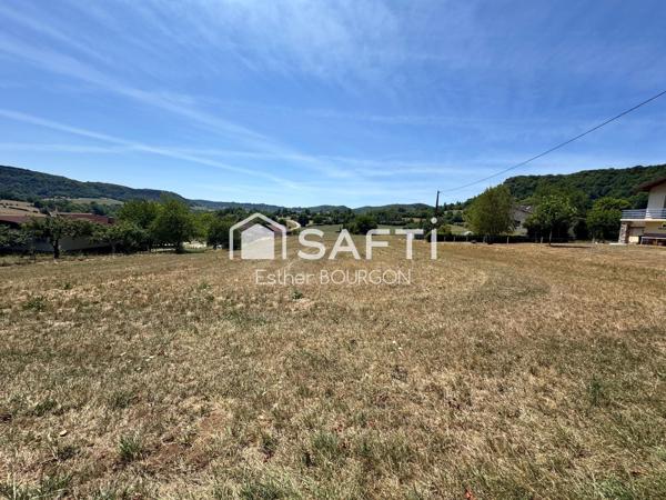 Terrain 28 ares constructibles, 1 hectare d'aisance, plat, calme, vue dégagée