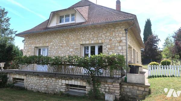 Prox CENTRE, MAISON en pierres des années 60, comprenant :
. en RC (env 90m2) : entrée, salle ...