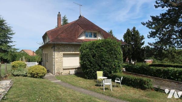 Prox CENTRE, MAISON en pierres des années 60, comprenant :
. en RC (env 90m2) : entrée, salle ...