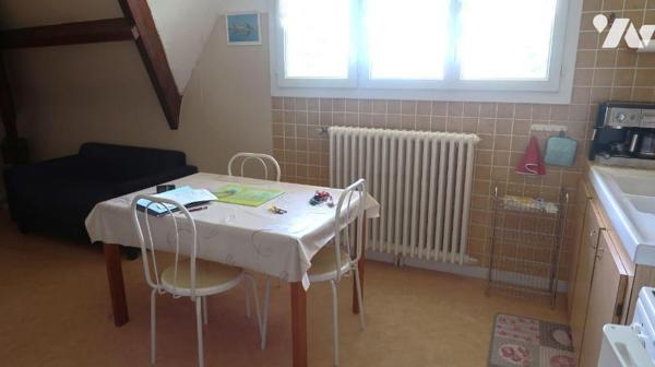 Prox CENTRE, MAISON en pierres des années 60, comprenant :
. en RC (env 90m2) : entrée, salle ...