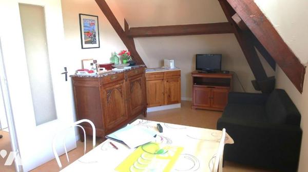 Prox CENTRE, MAISON en pierres des années 60, comprenant :
. en RC (env 90m2) : entrée, salle ...