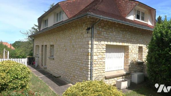 Prox CENTRE, MAISON en pierres des années 60, comprenant :
. en RC (env 90m2) : entrée, salle ...