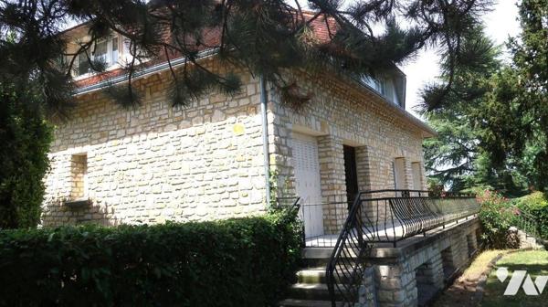 Prox CENTRE, MAISON en pierres des années 60, comprenant :
. en RC (env 90m2) : entrée, salle ...