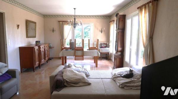 Prox CENTRE, MAISON en pierres des années 60, comprenant :
. en RC (env 90m2) : entrée, salle ...