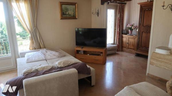 Prox CENTRE, MAISON en pierres des années 60, comprenant :
. en RC (env 90m2) : entrée, salle ...