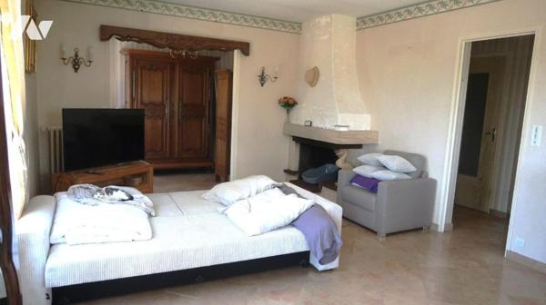 Prox CENTRE, MAISON en pierres des années 60, comprenant :
. en RC (env 90m2) : entrée, salle ...