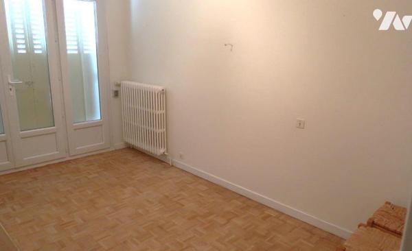 Prox CENTRE, MAISON en pierres des années 60, comprenant :
. en RC (env 90m2) : entrée, salle ...