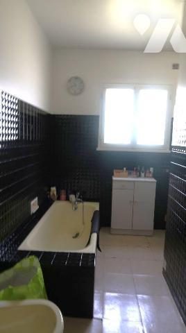 Prox CENTRE, MAISON en pierres des années 60, comprenant :
. en RC (env 90m2) : entrée, salle ...