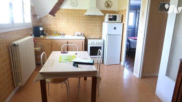 Prox CENTRE, MAISON en pierres des années 60, comprenant :
. en RC (env 90m2) : entrée, salle ...