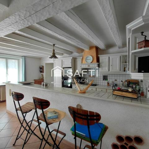 109 m² habitables + environ 140 m² à aménager + garage 42 m² + espace aménagé d'environ 30 m² au-dessus