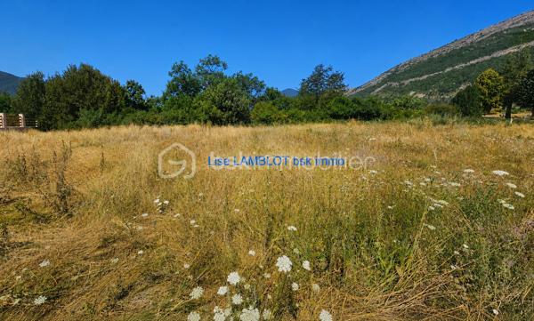 Vous cherchez un terrain au calme , bien ensoleillé avec vue montagne tout en étant très proche des commodités ? 
Ne cherchez plus venez visitez au plus vite ce terrain constructible de 1197 m² , non viabilisé mais avec les viabilités proches ( 10 m sur le terrain ) .
Magnifique vue sur Ceüze , libre constructeur . Idéal pour être à la campagne mais non isolés . 
La Roche des Arnauds petit village dynamique ou vous trouverez tous les commerces de proximités ( pharmacie , boulangerie , superette , médecins , dentistes ...) ainsi que l'école maternelle et primaire , centre de loisirs , ramassages scolaires pour collège et lycée , et de nombreuses associations . 
A visiter !