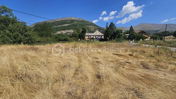 Vous cherchez un terrain au calme , bien ensoleillé avec vue montagne tout en étant très proche des commodités ? 
Ne cherchez plus venez visitez au plus vite ce terrain constructible de 1197 m² , non viabilisé mais avec les viabilités proches ( 10 m sur le terrain ) .
Magnifique vue sur Ceüze , libre constructeur . Idéal pour être à la campagne mais non isolés . 
La Roche des Arnauds petit village dynamique ou vous trouverez tous les commerces de proximités ( pharmacie , boulangerie , superette , médecins , dentistes ...) ainsi que l'école maternelle et primaire , centre de loisirs , ramassages scolaires pour collège et lycée , et de nombreuses associations . 
A visiter !