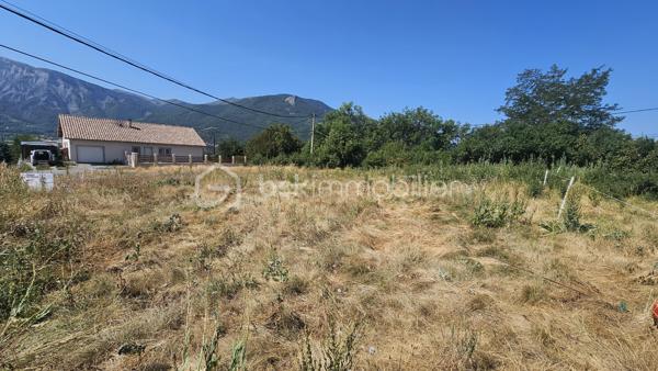 Vous cherchez un terrain au calme , bien ensoleillé avec vue montagne tout en étant très proche des commodités ? 
Ne cherchez plus venez visitez au plus vite ce terrain constructible de 1197 m² , non viabilisé mais avec les viabilités proches ( 10 m sur le terrain ) .
Magnifique vue sur Ceüze , libre constructeur . Idéal pour être à la campagne mais non isolés . 
La Roche des Arnauds petit village dynamique ou vous trouverez tous les commerces de proximités ( pharmacie , boulangerie , superette , médecins , dentistes ...) ainsi que l'école maternelle et primaire , centre de loisirs , ramassages scolaires pour collège et lycée , et de nombreuses associations . 
A visiter !