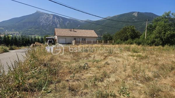 Vous cherchez un terrain au calme , bien ensoleillé avec vue montagne tout en étant très proche des commodités ? 
Ne cherchez plus venez visitez au plus vite ce terrain constructible de 1197 m² , non viabilisé mais avec les viabilités proches ( 10 m sur le terrain ) .
Magnifique vue sur Ceüze , libre constructeur . Idéal pour être à la campagne mais non isolés . 
La Roche des Arnauds petit village dynamique ou vous trouverez tous les commerces de proximités ( pharmacie , boulangerie , superette , médecins , dentistes ...) ainsi que l'école maternelle et primaire , centre de loisirs , ramassages scolaires pour collège et lycée , et de nombreuses associations . 
A visiter !