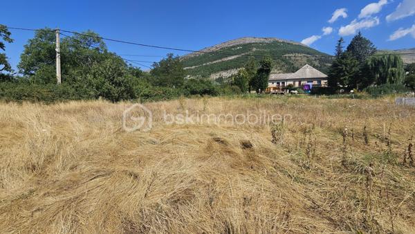 Vous cherchez un terrain au calme , bien ensoleillé avec vue montagne tout en étant très proche des commodités ? 
Ne cherchez plus venez visitez au plus vite ce terrain constructible de 1197 m² , non viabilisé mais avec les viabilités proches ( 10 m sur le terrain ) .
Magnifique vue sur Ceüze , libre constructeur . Idéal pour être à la campagne mais non isolés . 
La Roche des Arnauds petit village dynamique ou vous trouverez tous les commerces de proximités ( pharmacie , boulangerie , superette , médecins , dentistes ...) ainsi que l'école maternelle et primaire , centre de loisirs , ramassages scolaires pour collège et lycée , et de nombreuses associations . 
A visiter !