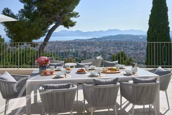 Hauteur de Cannes Villa récemment rénovée