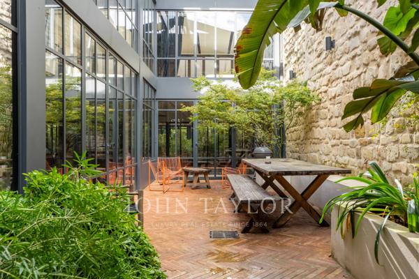 BORDEAUX – CHARTRONS LOFT D’ARCHITECTE D’EXCEPTION AVEC PISCINE INTÉRIEURE, PATIO PAYSAGER ET ROOF TOP