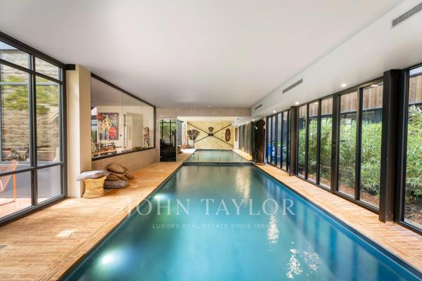 BORDEAUX – CHARTRONS LOFT D’ARCHITECTE D’EXCEPTION AVEC PISCINE INTÉRIEURE, PATIO PAYSAGER ET ROOF TOP