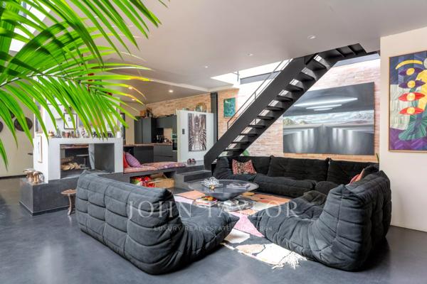 BORDEAUX – CHARTRONS LOFT D’ARCHITECTE D’EXCEPTION AVEC PISCINE INTÉRIEURE, PATIO PAYSAGER ET ROOF TOP