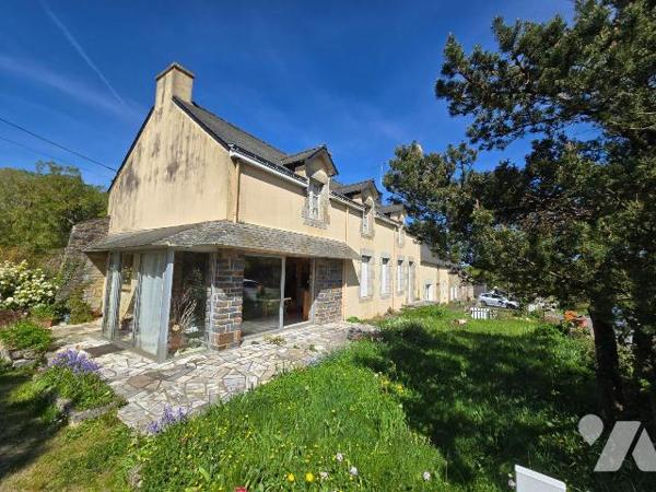 Proche REDON et GARE, En Centre bourg, maison orientée SUD,  composée de 2 logements sur terrai...