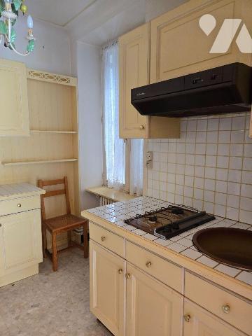 Proche REDON et GARE, En Centre bourg, maison orientée SUD,  composée de 2 logements sur terrai...