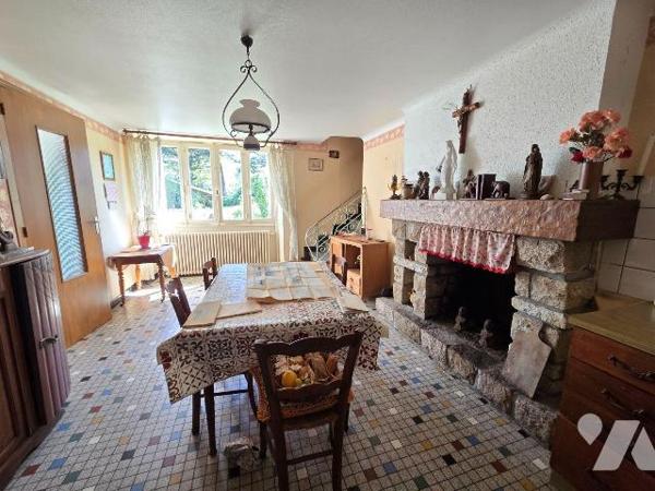 Proche REDON et GARE, En Centre bourg, maison orientée SUD,  composée de 2 logements sur terrai...