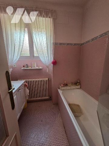 Proche REDON et GARE, En Centre bourg, maison orientée SUD,  composée de 2 logements sur terrai...