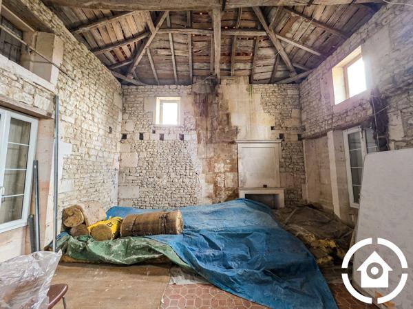 MAISON DE CARACTÈRE – 3 CHAMBRES – GRAND JARDIN ET DÉPENDANCES