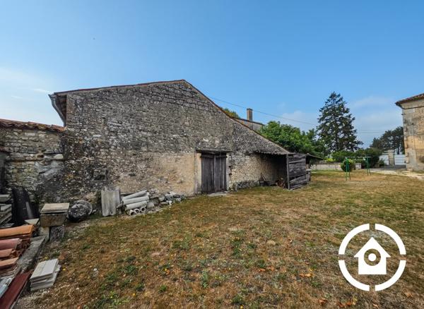 MAISON DE CARACTÈRE – 3 CHAMBRES – GRAND JARDIN ET DÉPENDANCES