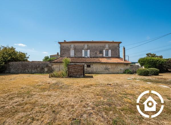 MAISON DE CARACTÈRE – 3 CHAMBRES – GRAND JARDIN ET DÉPENDANCES