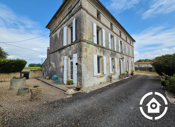 MAISON DE CARACTÈRE – 3 CHAMBRES – GRAND JARDIN ET DÉPENDANCES