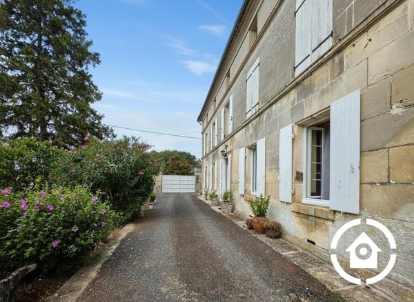 MAISON DE CARACTÈRE – 3 CHAMBRES – GRAND JARDIN ET DÉPENDANCES