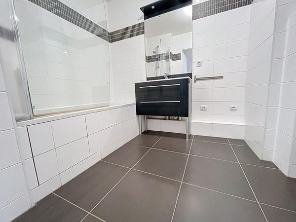 Appartement Issy Les Moulineaux 2 pièce(s) 47 m2 Récent, vue dégagée,lumineux, tramway T2