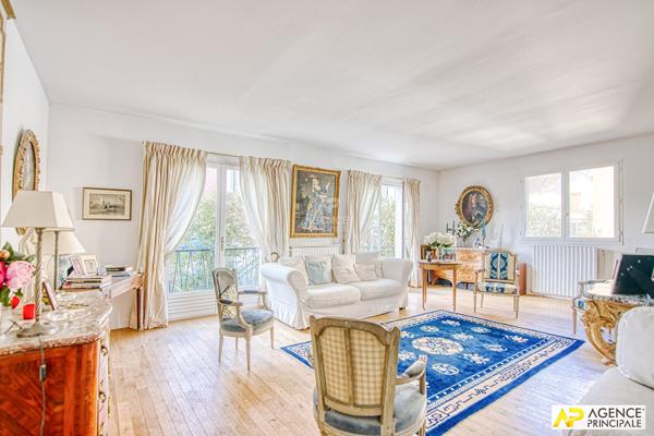 Versailles St-Jean Maison 7 pièces de 175.91 m² habitables dont en dépendance un studio de 30 m² sur parcelle d'environ 450 m² 1 245 000 € **  - Référence  28221