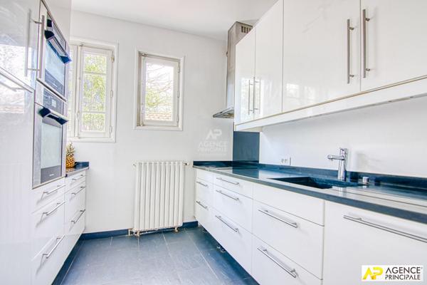 Versailles St-Jean Maison 7 pièces de 175.91 m² habitables dont en dépendance un studio de 30 m² sur parcelle d'environ 450 m² 1 245 000 € **  - Référence  28221