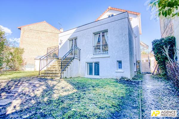 Versailles St-Jean Maison 7 pièces de 175.91 m² habitables dont en dépendance un studio de 30 m² sur parcelle d'environ 450 m² 1 245 000 € **  - Référence  28221