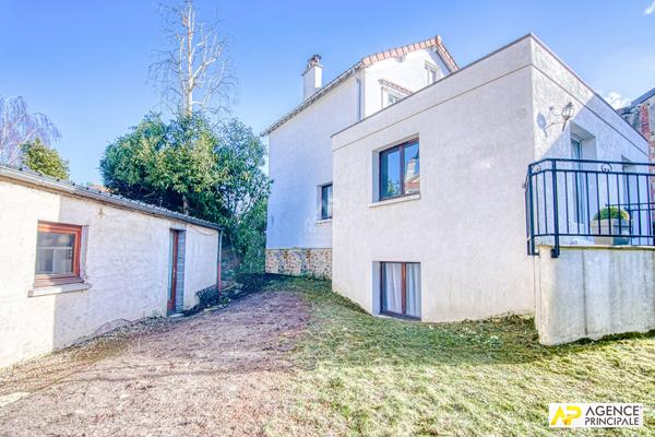 Versailles St-Jean Maison 7 pièces de 175.91 m² habitables dont en dépendance un studio de 30 m² sur parcelle d'environ 450 m² 1 245 000 € **  - Référence  28221