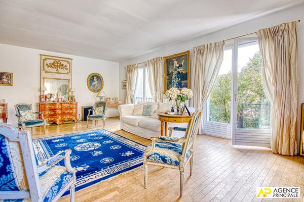 Versailles St-Jean Maison 7 pièces de 175.91 m² habitables dont en dépendance un studio de 30 m² sur parcelle d'environ 450 m² 1 245 000 € **  - Référence  28221