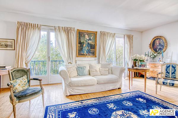 Versailles St-Jean Maison 7 pièces de 175.91 m² habitables dont en dépendance un studio de 30 m² sur parcelle d'environ 450 m² 1 245 000 € **  - Référence  28221