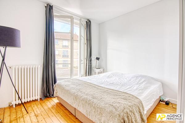 Versailles St-Jean Maison 7 pièces de 175.91 m² habitables dont en dépendance un studio de 30 m² sur parcelle d'environ 450 m² 1 245 000 € **  - Référence  28221