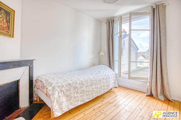Versailles St-Jean Maison 7 pièces de 175.91 m² habitables dont en dépendance un studio de 30 m² sur parcelle d'environ 450 m² 1 245 000 € **  - Référence  28221