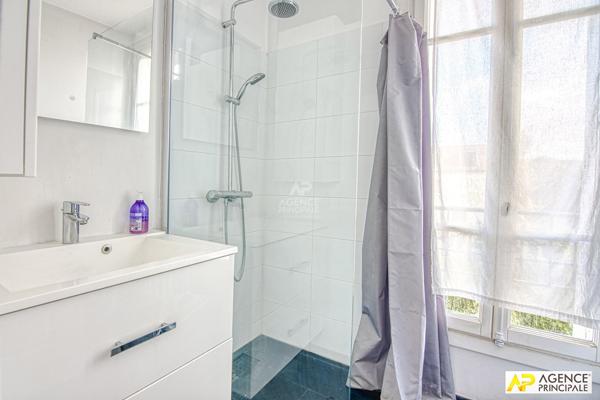 Versailles St-Jean Maison 7 pièces de 175.91 m² habitables dont en dépendance un studio de 30 m² sur parcelle d'environ 450 m² 1 245 000 € **  - Référence  28221