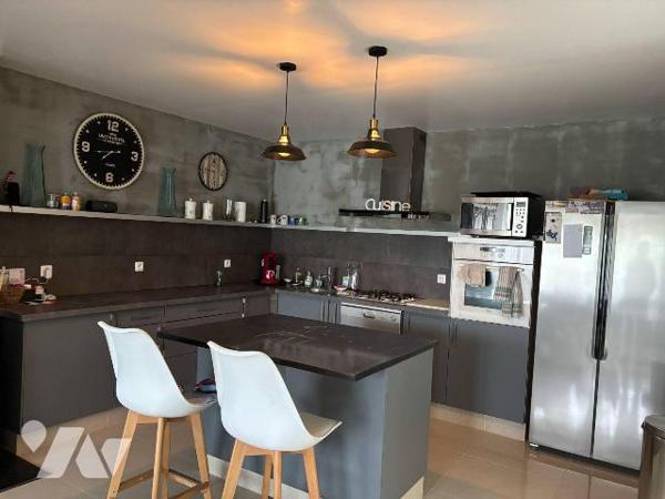 Nouveau mandat, maison de village entièrement rénovée composé comme suit:

- au rez-de-chauss...