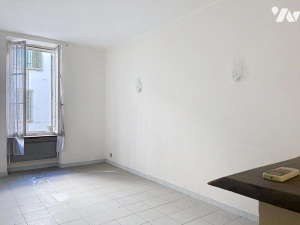 APPARTEMENT  2 P CENTRE VILLE CANNES BANANE A RENOVER.