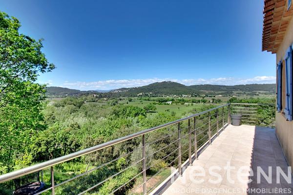 A VENDRE Maison à Taradeau 6 pièce(s) 236 m2 avec vue dégagée, piscine